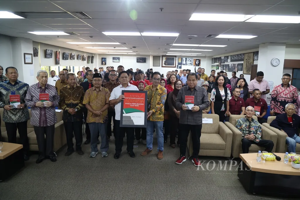 Suasana peluncuran buku ”Sistem Ketatanegaraan Indonesia Pasca-Perubahan UUD 1945” karya Abdy Yuhana di Gedung Kompas Gramedia, Palmerah Selatan, Jakarta, Jumat (4/7/2025).