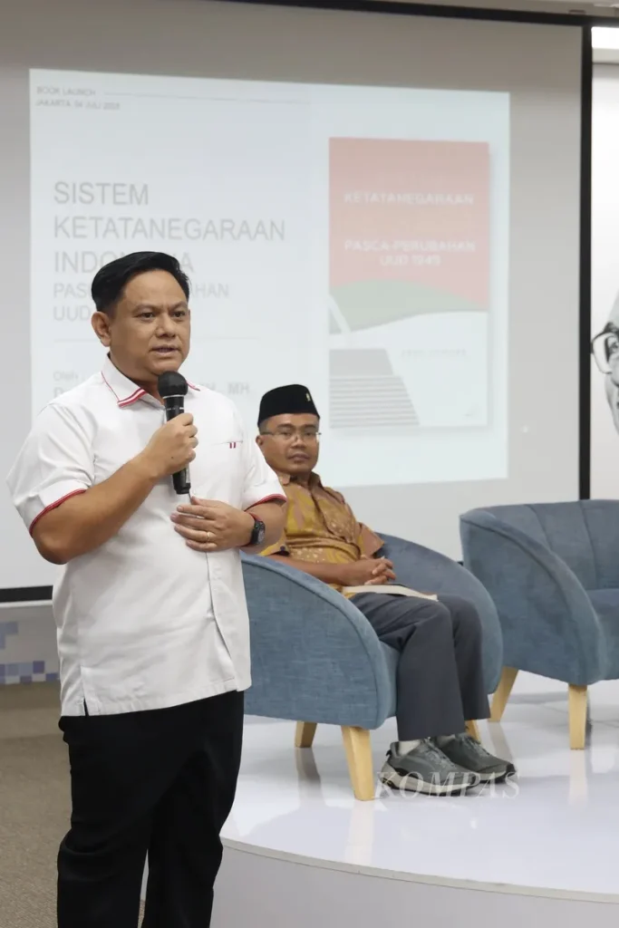 Penulis buku ”Sistem Ketatanegaraan Indonesia Pasca-Perubahan UUD 1945”, Abdy Yuhana (kiri), bersama pemikir kebinekaan Sukidi menjadi pembicara dalam bincang buku yang diluncurkan di Gedung Kompas Gramedia, Palmerah Selatan, Jakarta, Jumat (4/7/2025).